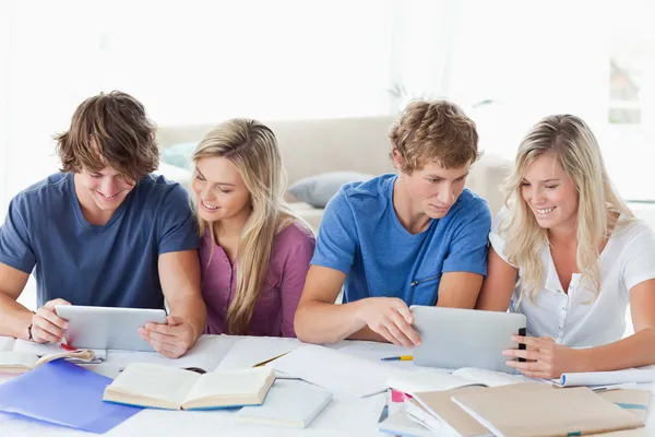 Studenten die werken om te helpen elkaar — Stockfoto