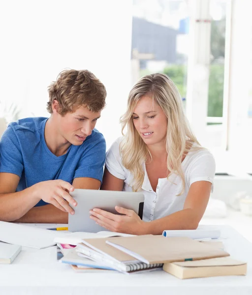 A couple look at a tablet together — Stock Photo, Image