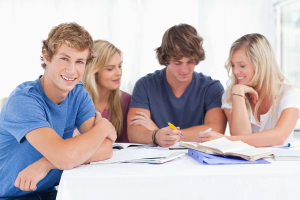 En grupp studenter som sitter ihop som de alla studera som en si — Stockfoto