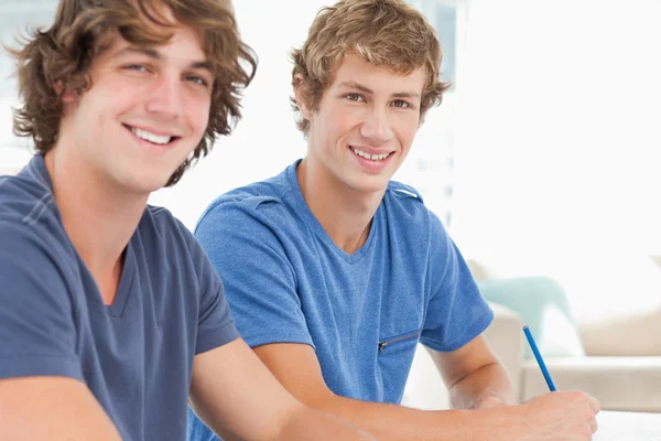 Two smiling students looking into the camera — Stock Photo, Image