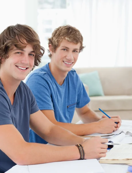 Close up of two smiling students looking into the camera — Stock Photo, Image