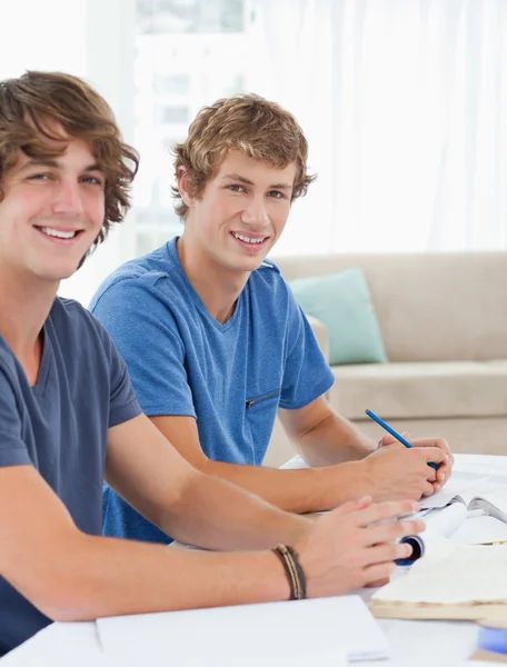 A close up shot of two smiling students as they both look at the — Stock Photo, Image