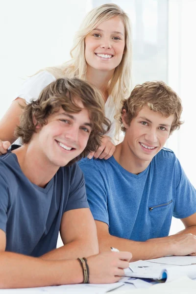 Trzy uśmiechający się studentów, jak patrzą na aparat — Zdjęcie stockowe