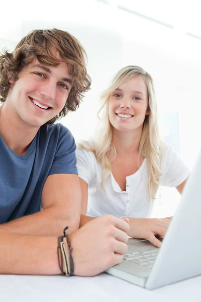 Close up of a smiling couple looking at the camera — Stock Photo, Image