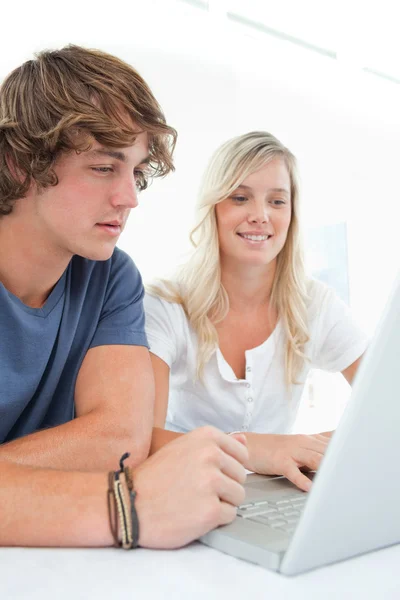 A couple looking at the laptop — Stock Photo, Image