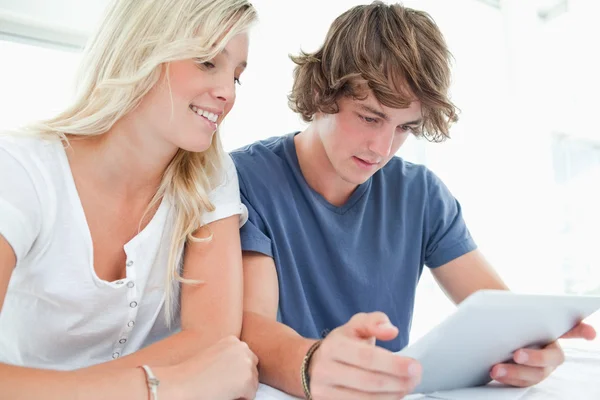 A couple surfing on a tablet — Stock Photo, Image