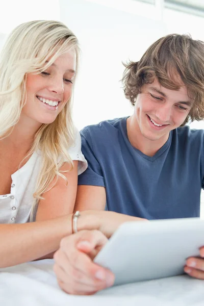 Close up of a couple using a tablet — Stock Photo, Image
