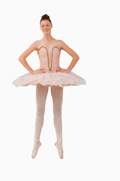 Улыбающаяся балерина, стоящая на цыпочках — стоковое фото