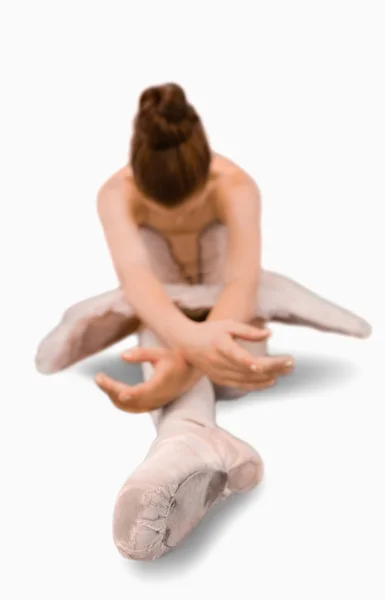 Балерина делает растяжки — стоковое фото