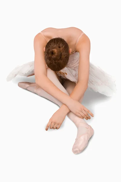 Hochwinkelaufnahme einer sitzenden Ballerina — Stockfoto