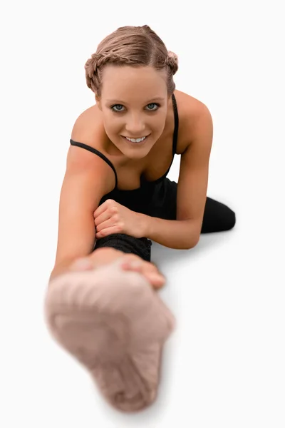 Χαμογελαστή γυναίκα κάνει εκτείνεται στο πάτωμα — Φωτογραφία Αρχείου