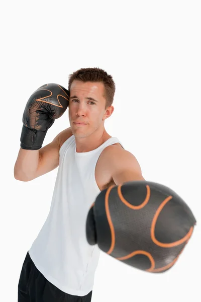 Sol yumruğu ile saldıran boksör — Stok fotoğraf