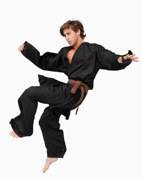 Luchador de artes marciales realizando una patada de salto — Foto de Stock