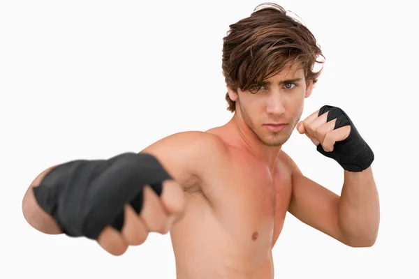 Lutador de artes marciais atacando com o punho — Fotografia de Stock