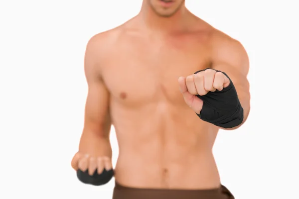 Dövüş sanatları savaşçı onun egzersizleri yapıyor — Stok fotoğraf