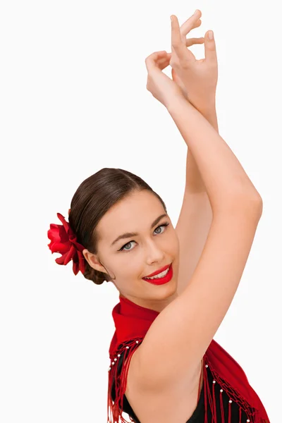 Улыбающаяся женщина с поднятыми руками — стоковое фото
