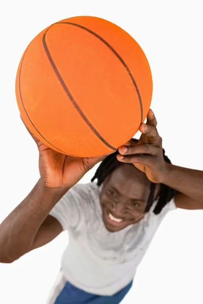 Высокий угол обзора улыбающегося баскетболиста — стоковое фото
