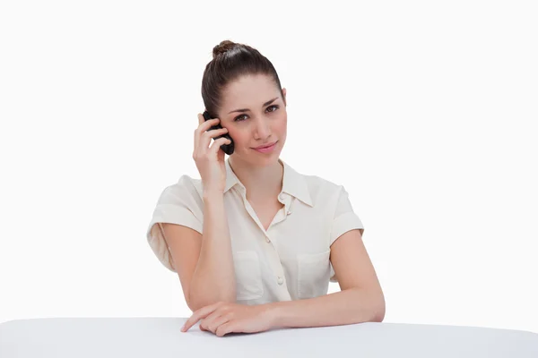 Söt affärskvinna att göra ett telefonsamtal — Stockfoto