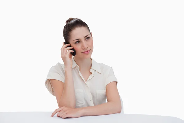 Ung affärskvinna att göra ett telefonsamtal — Stockfoto