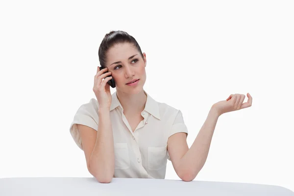 Affärskvinna talar i telefon — Stockfoto