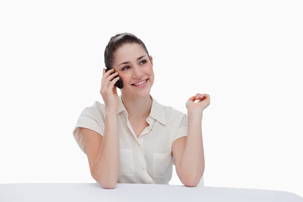 Glimlachende zakenvrouw spreken op de telefoon — Stockfoto