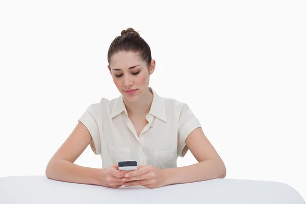 Geschäftsfrau schreibt eine SMS — Stockfoto