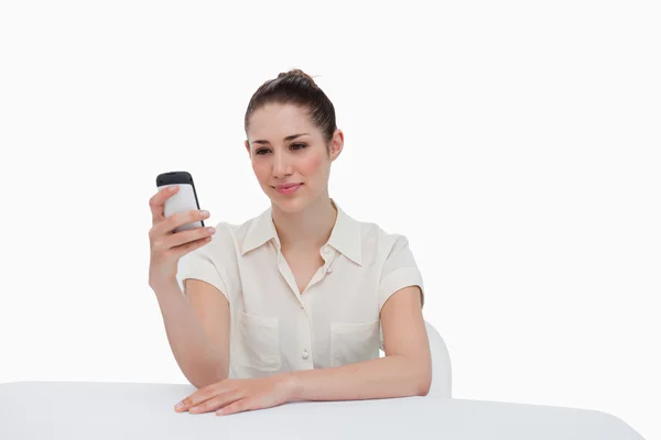 Geschäftsfrau liest eine SMS — Stockfoto