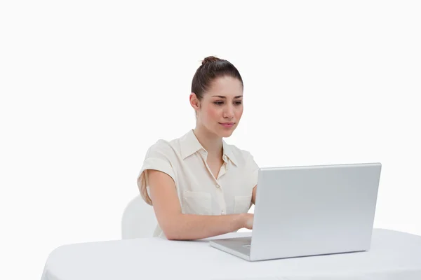 Affärskvinna som använder en bärbar dator — Stockfoto