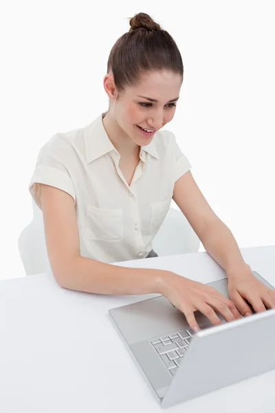 Porträtt av en affärskvinna som använder en bärbar dator — Stockfoto