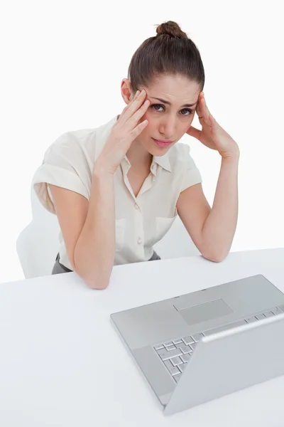 Porträtt av en tankeväckande affärskvinna som använder en bärbar dator — Stockfoto