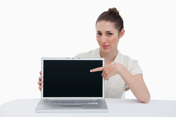 Femme d'affaires montrant un ordinateur portable — Photo