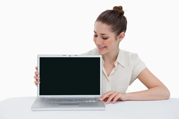 Ung affärskvinna visar en laptop — Stockfoto