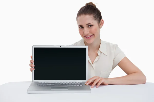 Femme d'affaires souriante montrant un ordinateur portable — Photo