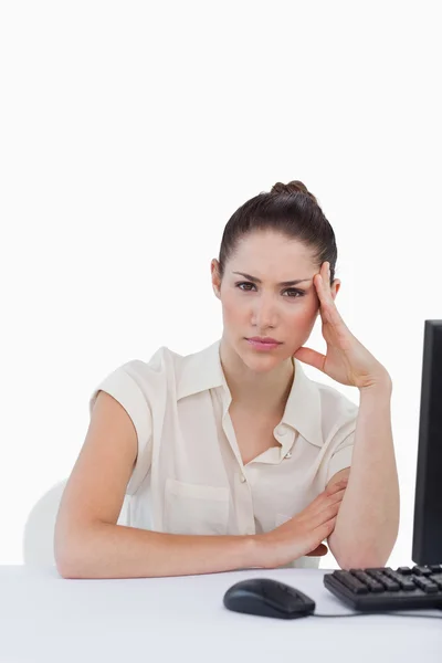 Retrato de uma empresária cansada usando um computador — Fotografia de Stock