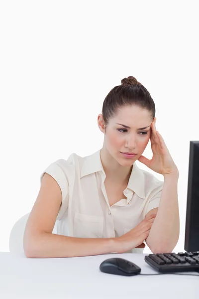 精疲力竭的女商人使用的是计算机的肖像 — 图库照片