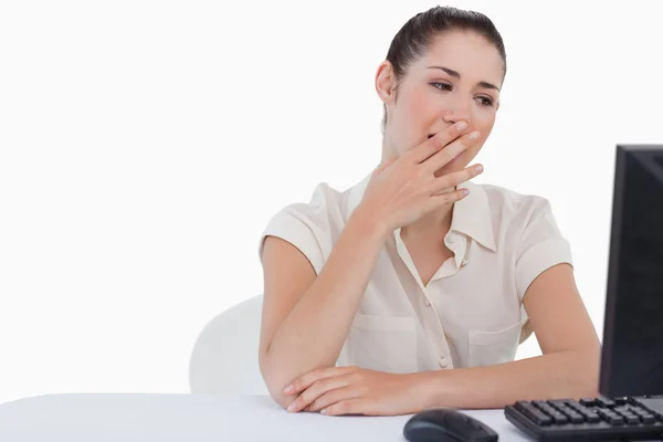 Измученная деловая женщина зевает за компьютером — стоковое фото