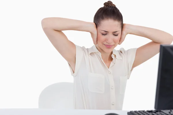 Mujer de negocios agotada con dolor de cabeza mientras usa una computadora —  Fotos de Stock