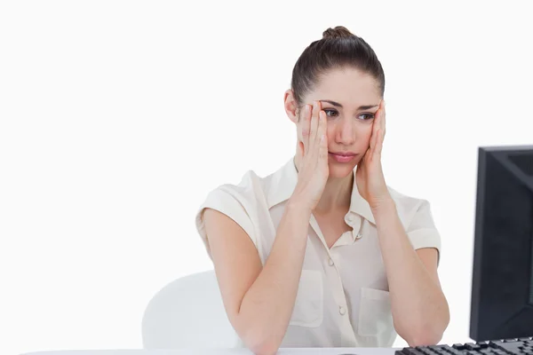 Worried businesswoman using a computer — Stock Photo, Image