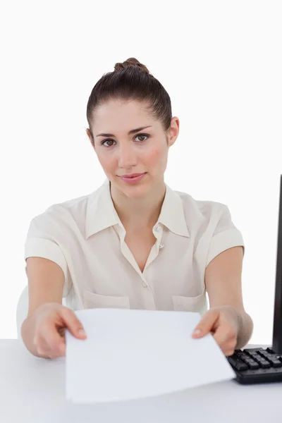Retrato de una mujer de negocios dando un documento — Foto de Stock