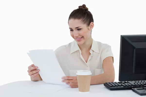 Счастливая деловая женщина ищет документ — стоковое фото