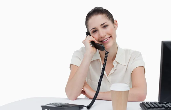 Lächelnde Sekretärin am Telefon — Stockfoto