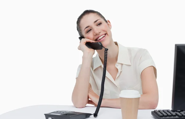 Lächelnde Sekretärin am Telefon — Stockfoto