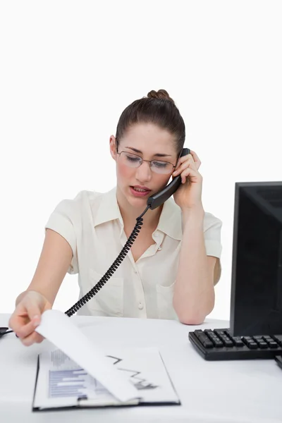Retrato de uma mulher de negócios fazendo um telefonema enquanto olha — Fotografia de Stock