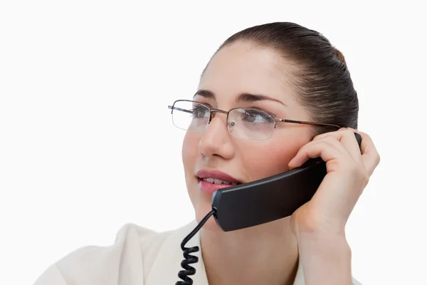 Fechar de uma secretária a fazer um telefonema — Fotografia de Stock
