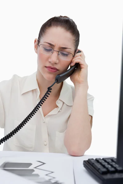 Portret van een jonge manager een telefoongesprek maken tijdens het kijken naar — Stockfoto