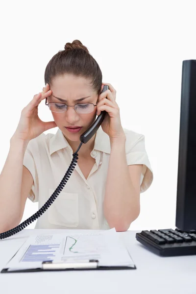 Retrato de un gerente triste haciendo una llamada telefónica mientras mira s — Foto de Stock