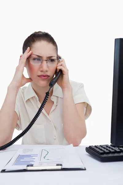 Retrato de un gerente preocupado haciendo una llamada telefónica mientras mira — Foto de Stock