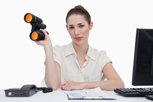 Businesswoman holding binoculars — Stock Photo, Image