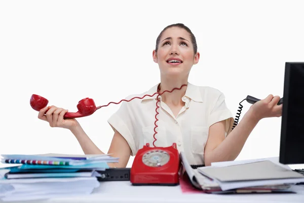 Femme d'affaires stressée répondant aux téléphones — Photo