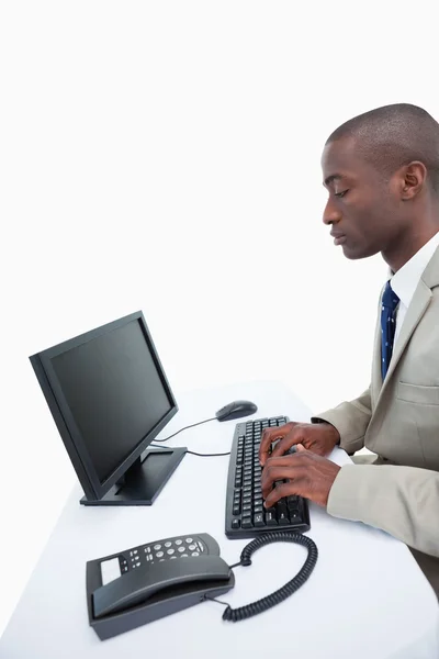 Retrato de um homem de negócios usando um computador — Fotografia de Stock